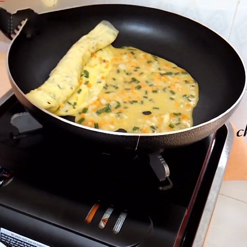 Bước 3 Tráng trứng Trứng cuộn rau củ