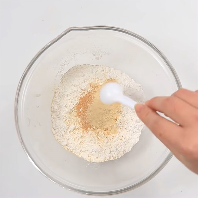 Bước 2 Trộn bột bánh Snack khoai môn chiên giòn
