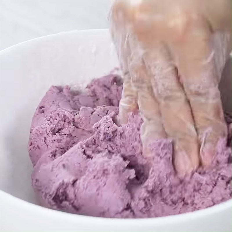 Bước 2 Trộn bột bánh Bánh khoai lang tím bọc phô mai chiên giòn