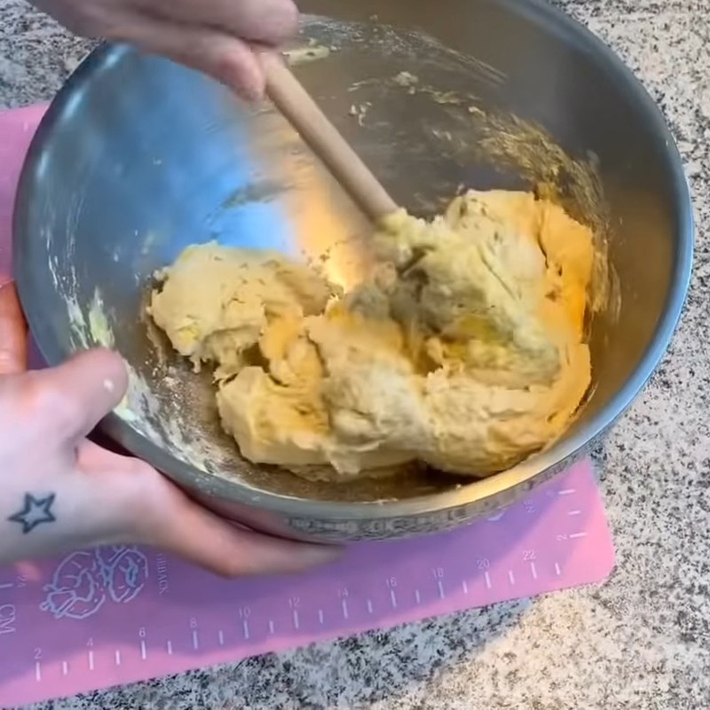 Bước 3 Trộn bột bánh bao Bánh bao kim sa vỏ vàng nhân trứng muối
