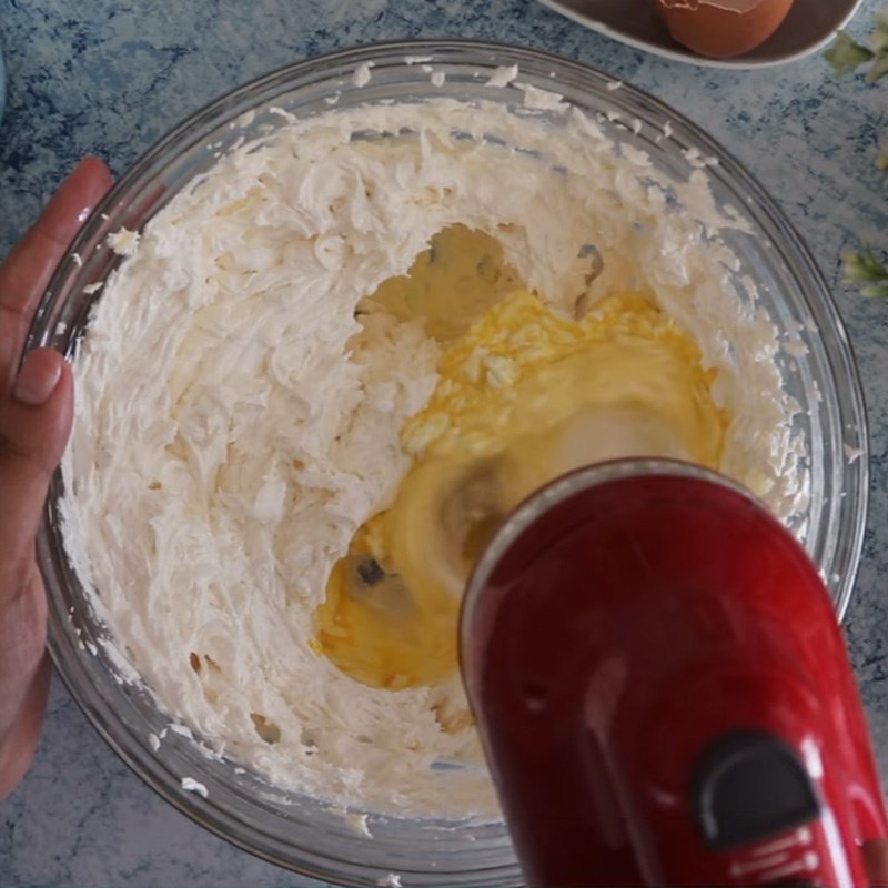Bước 3 Trộn bơ đường Bánh Langminton đỏ