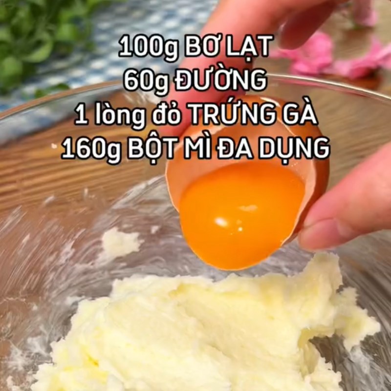 Bước 1 Trộn bột Bánh quy mứt dâu (Công thức được chia sẻ từ Tiktok Cách Nấu Ngon cùng Cách Nấu Ngon)