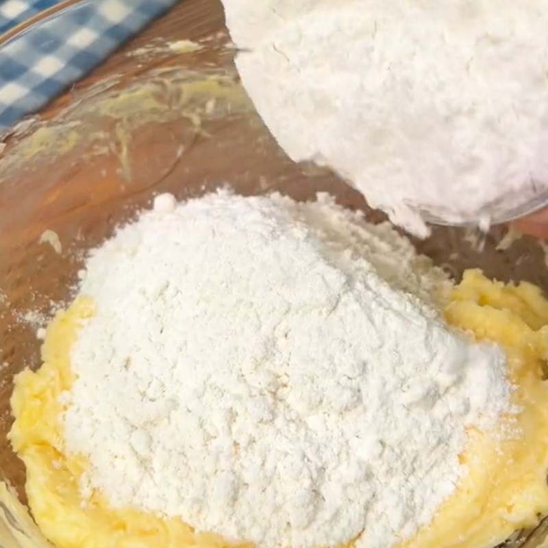 Bước 1 Trộn bột Bánh quy mứt dâu (Công thức được chia sẻ từ Tiktok Cách Nấu Ngon cùng Cách Nấu Ngon)