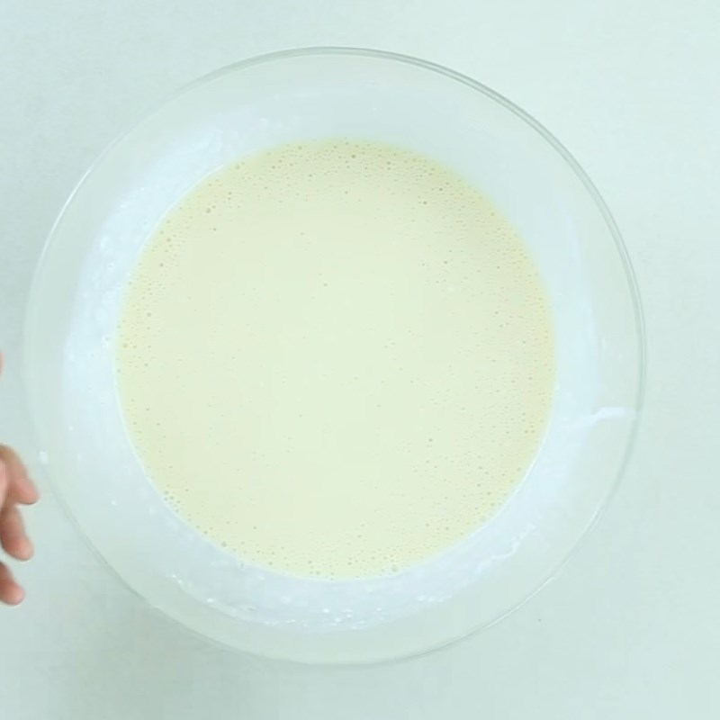 Bước 1 Trộn bột Bánh crepe sầu riêng