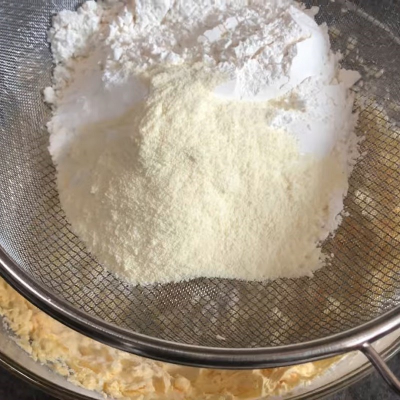 Bước 3 Trộn bột Bánh quy trứng muối kem trứng