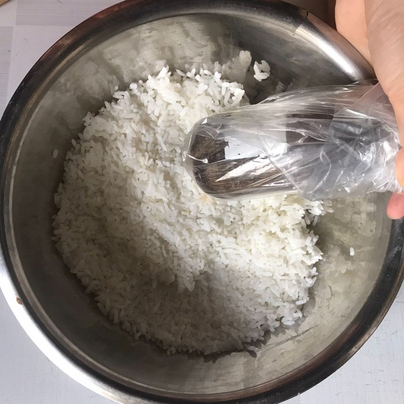 Bước 2 Trộn bột Bột chiên từ cơm nguội
