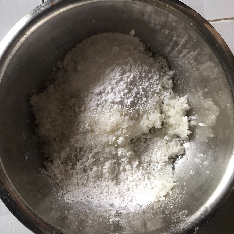 Bước 2 Trộn bột Bột chiên từ cơm nguội