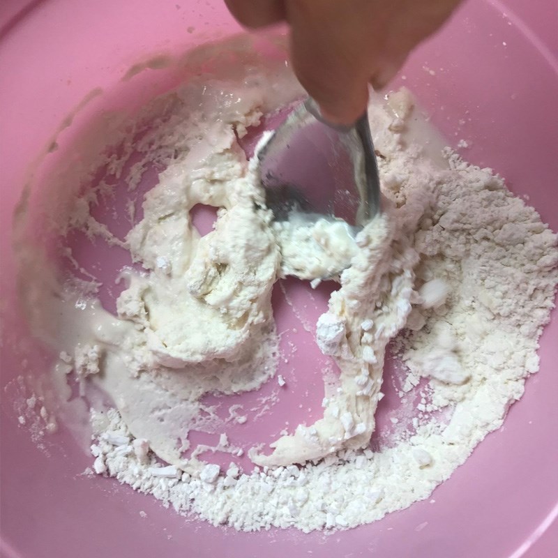 Bước 2 Trộn bột Bánh bắp chiên giòn