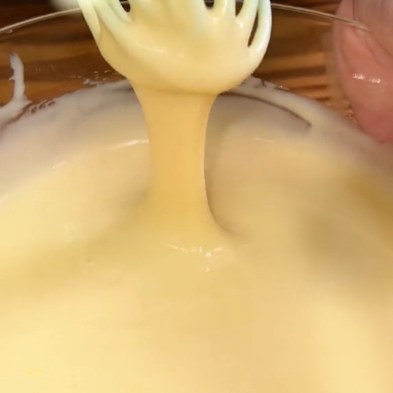 Bước 1 Trộn bột Bánh trứng cuộn (Công thức được chia sẻ từ Tiktok Cách Nấu Ngon cùng Cách Nấu Ngon)