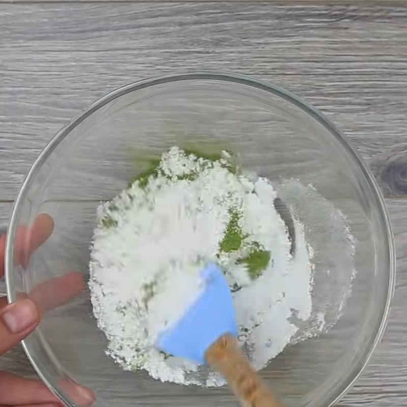 Bước 1 Trộn bột bánh Bánh Trung Thu trà xanh mè đen nhân trứng muối