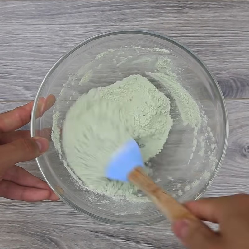Bước 1 Trộn bột bánh Bánh Trung Thu trà xanh mè đen nhân trứng muối