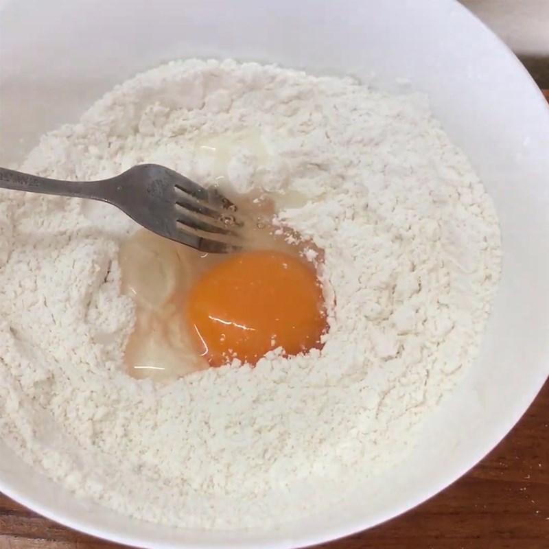 Bước 1 Trộn bột bánh Bánh mì cuộn xúc xích bằng nồi chiên không dầu