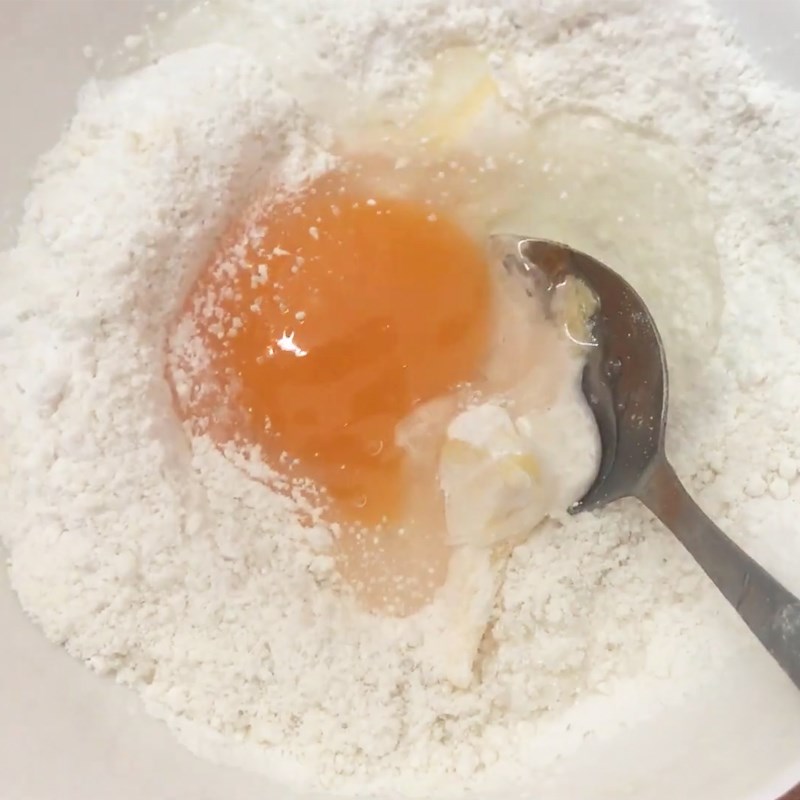 Bước 1 Trộn bột bánh Bánh tai heo bằng nồi chiên không dầu