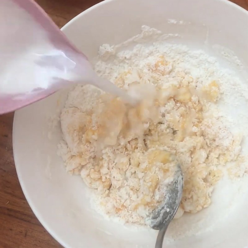 Bước 1 Trộn bột bánh Bánh tai heo bằng nồi chiên không dầu