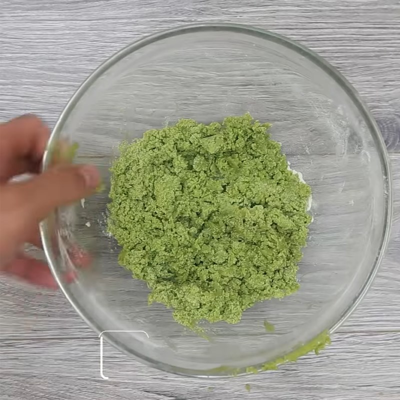 Bước 1 Trộn bột bánh Bánh Trung Thu trà xanh mè đen nhân trứng muối