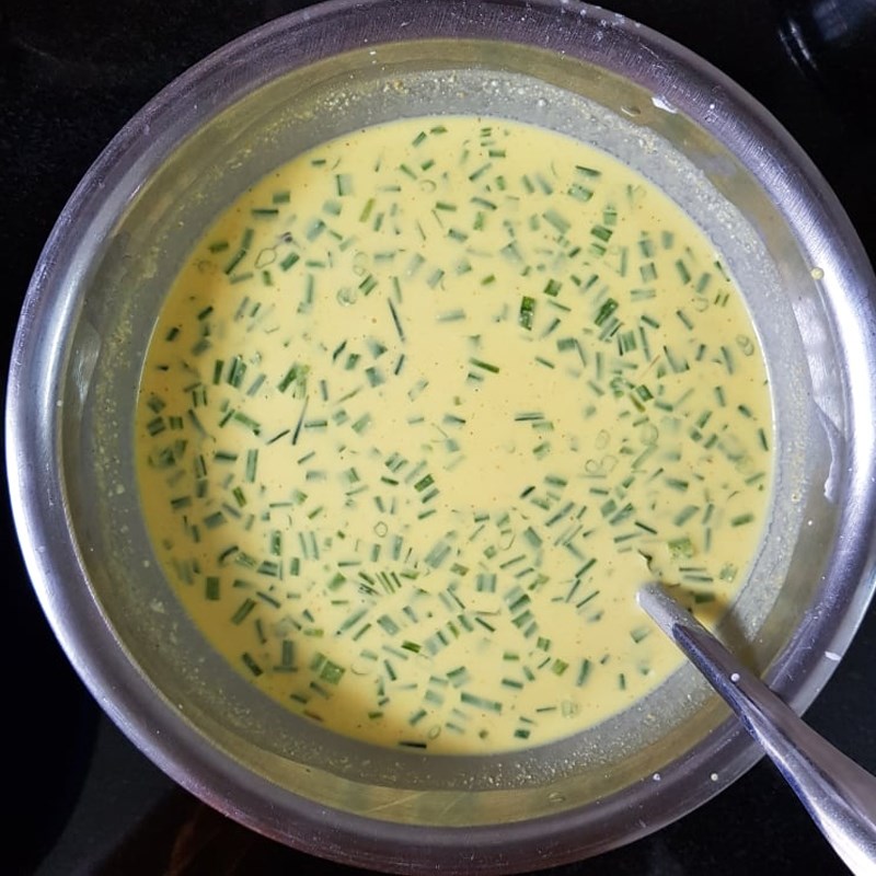 Bước 2 Pha bột bánh xèo Bánh xèo tôm thịt (công thức được chia sẻ từ người dùng)