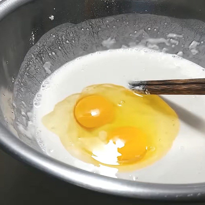Bước 3 Trộn bột chiên Bánh tôm Hồ Tây