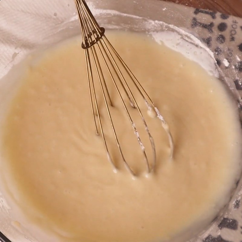 Bước 2 Trộn bột, đánh trứng Bánh crepe ngàn lớp hoa hồng