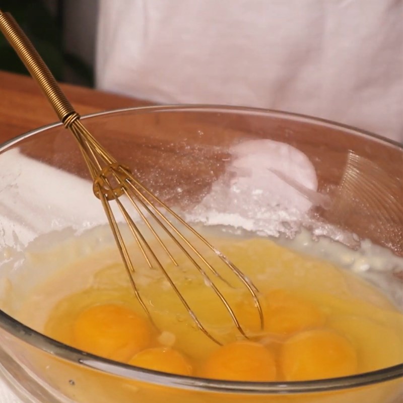 Bước 2 Trộn bột, đánh trứng Bánh crepe ngàn lớp hoa hồng