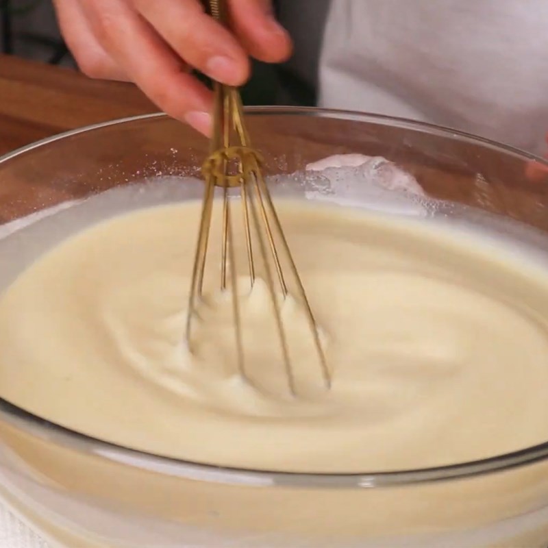 Bước 2 Trộn bột, đánh trứng Bánh crepe ngàn lớp hoa hồng