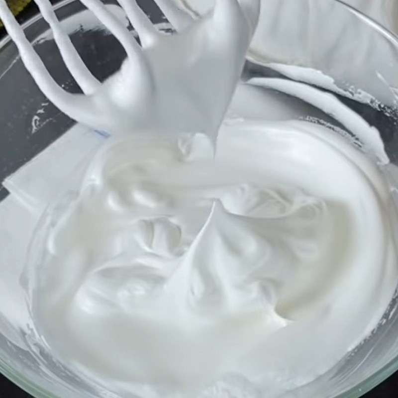 Bước 7 Trộn bột và lòng trắng trứng Bánh phô mai nướng dứa