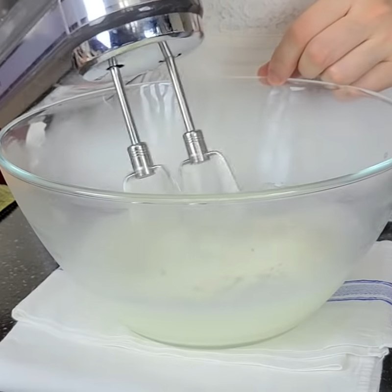 Bước 7 Trộn bột và lòng trắng trứng Bánh phô mai nướng dứa