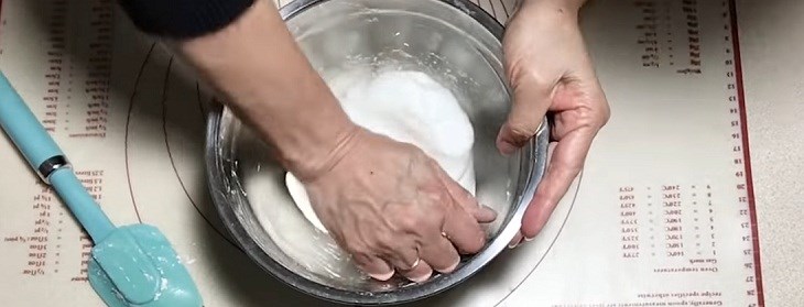 Bước 3 Trộn bột và nhào bột Bánh hẹ