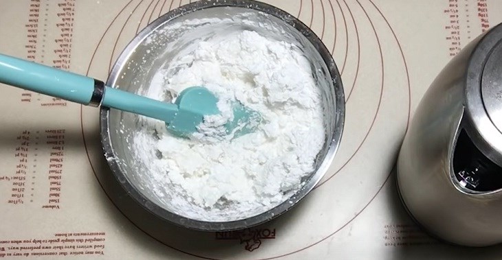 Bước 3 Trộn bột và nhào bột Bánh hẹ