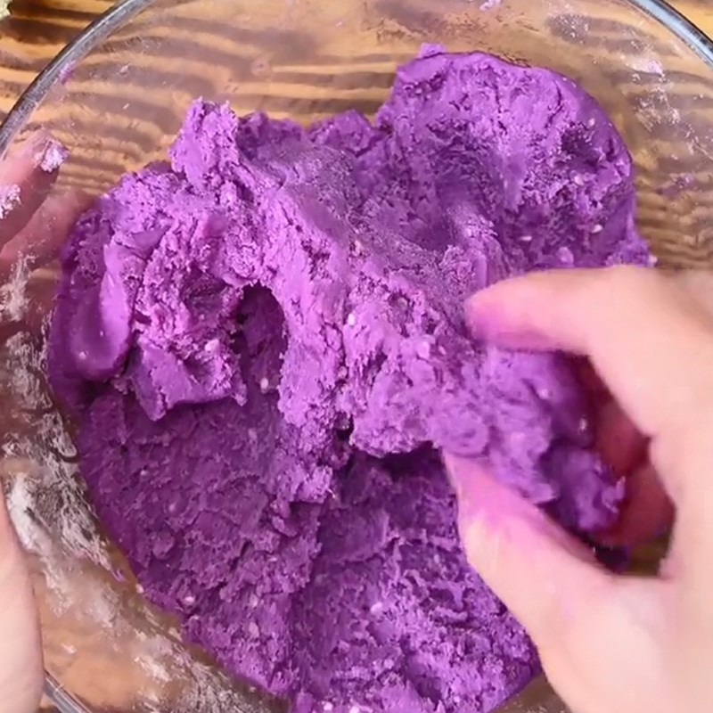 Bước 2 Trộn bột và tạo hình bánh Bánh khoai lang chiên phồng (Công thức được chia sẻ từ TikTok Cách Nấu Ngon cùng Cách Nấu Ngon)