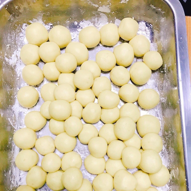 Bước 2 Trộn bột và tạo hình bánh Bánh khoai lang chiên phồng