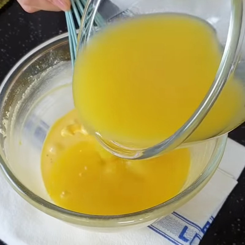 Bước 6 Trộn bột với nước cốt dứa Bánh phô mai nướng dứa