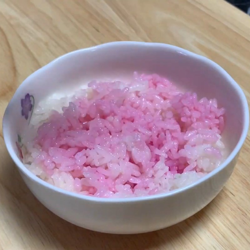 Bước 3 Trộn cơm Sushi xúc xích hình hoa đào