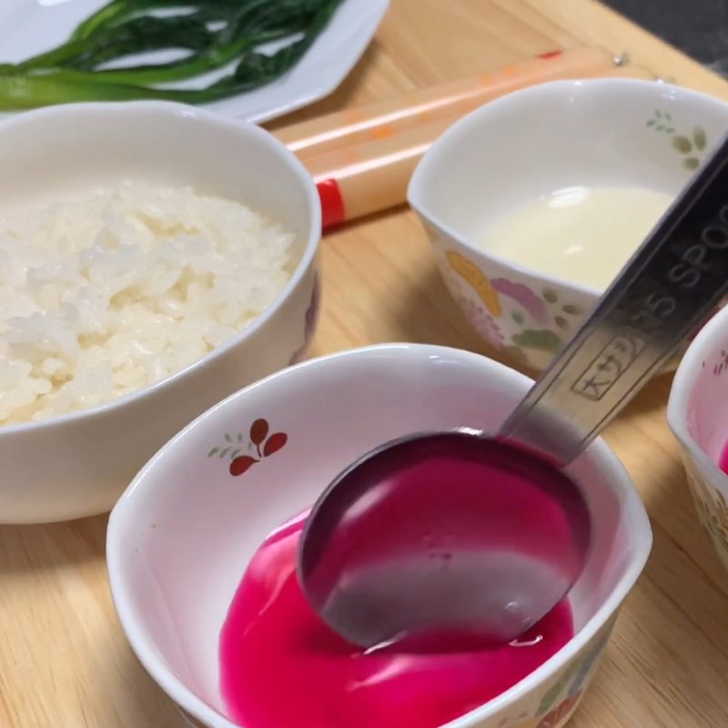 Bước 3 Trộn cơm Sushi xúc xích hình hoa đào