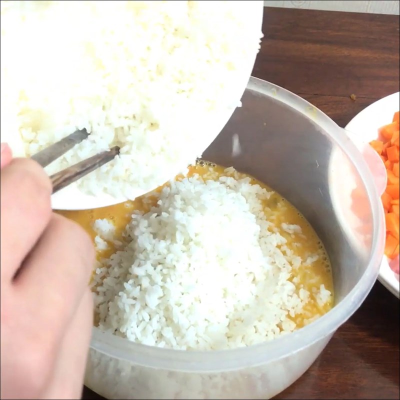 Bước 2 Trộn cơm Cơm rang bằng nồi chiên không dầu