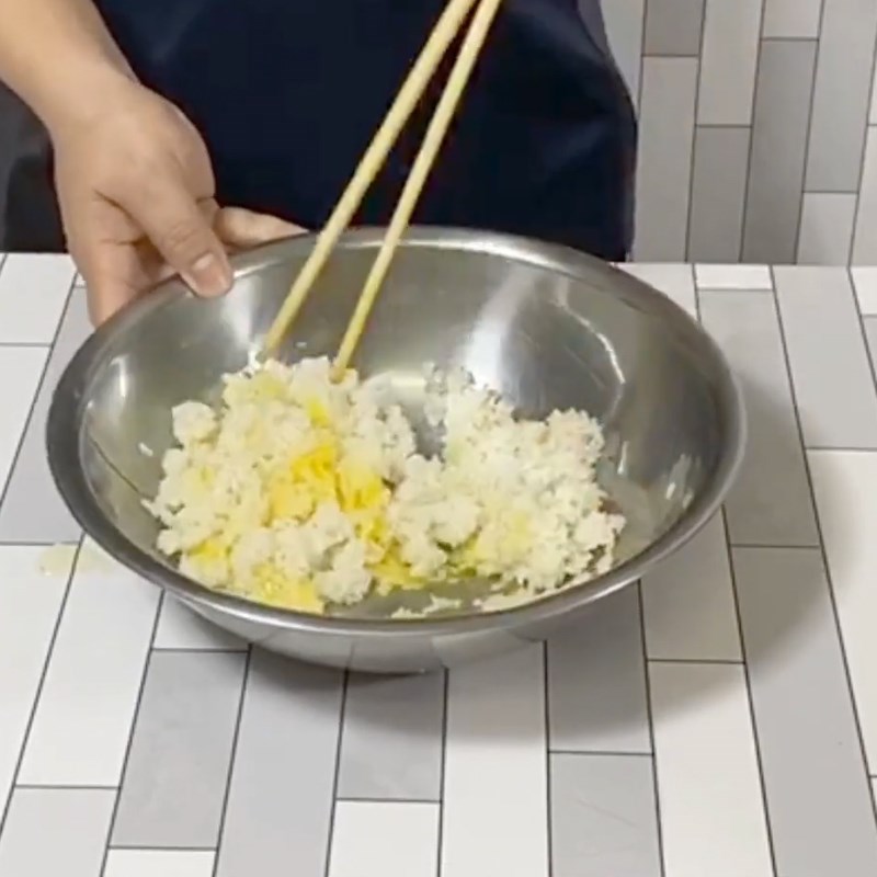 Bước 2 Trộn cơm với trứng Cơm chiên bơ tỏi
