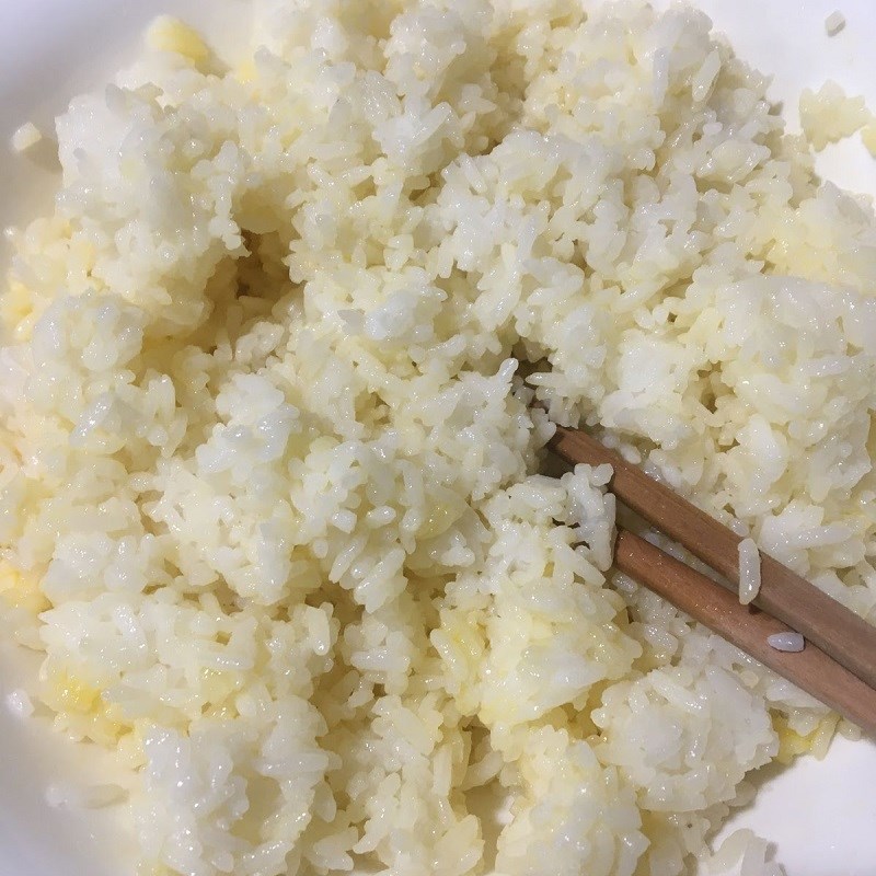 Bước 1 Trộn cơm với trứng Cơm rang kim chi (công thức được chia sẻ từ người dùng)