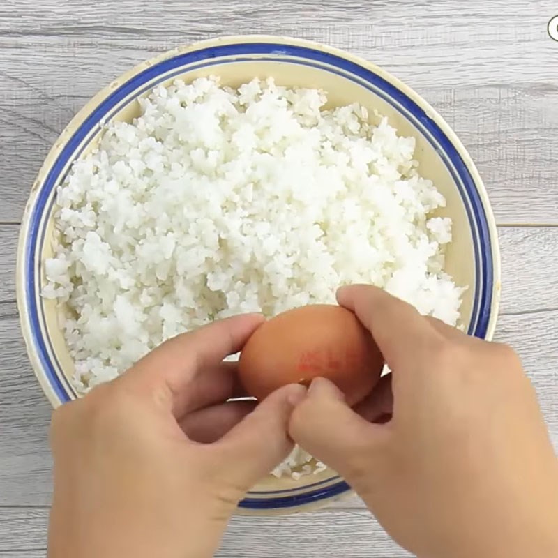 Bước 1 Trộn cơm với trứng Cơm rang dưa bò