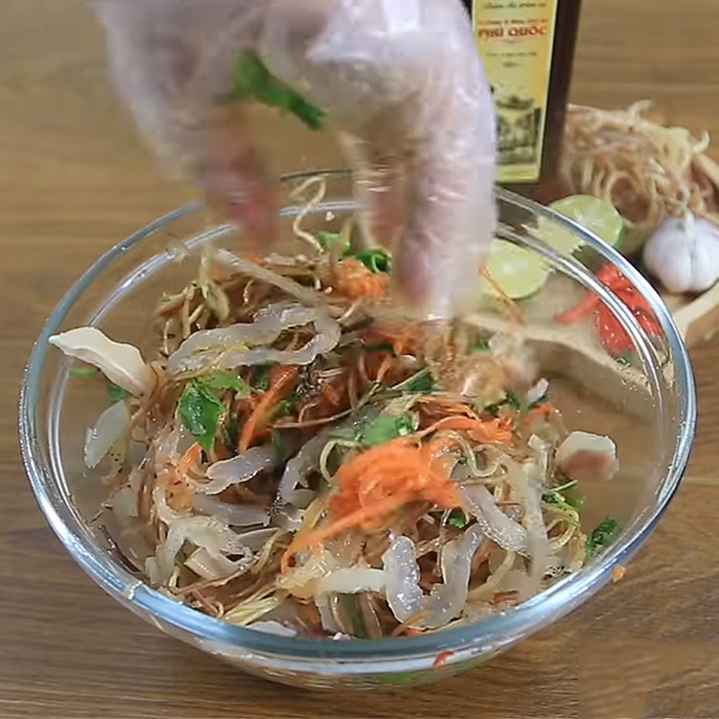 Bước 4 Trộn gỏi Nộm sứa tai lợn