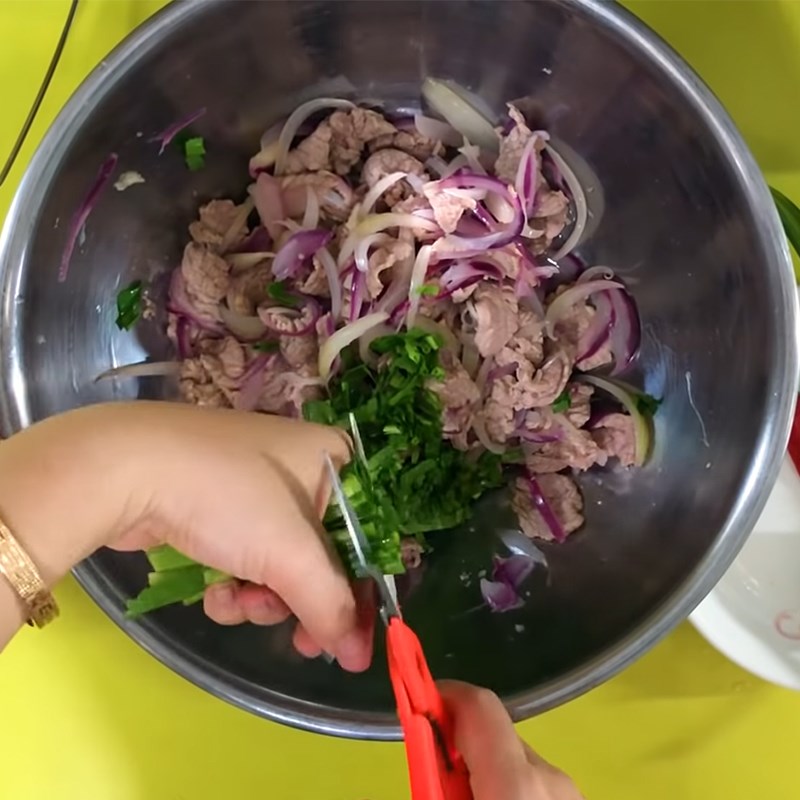 Bước 5 Trộn gỏi Gỏi bò hành tây
