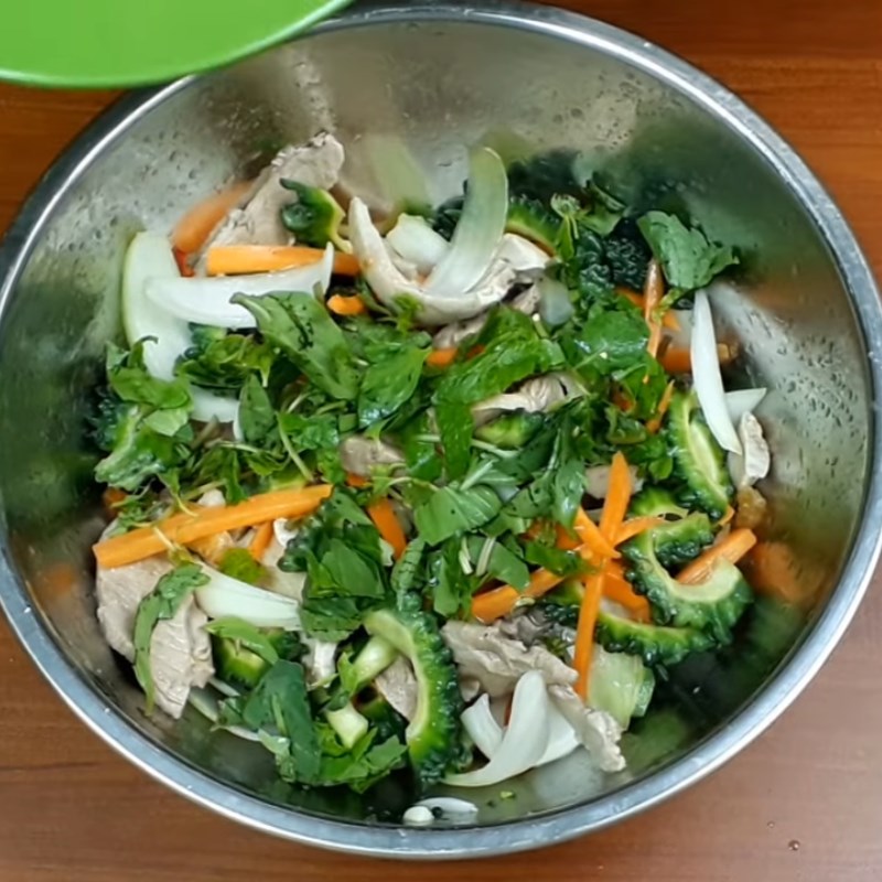 Bước 4 Trộn gỏi Gỏi khổ qua tôm thịt