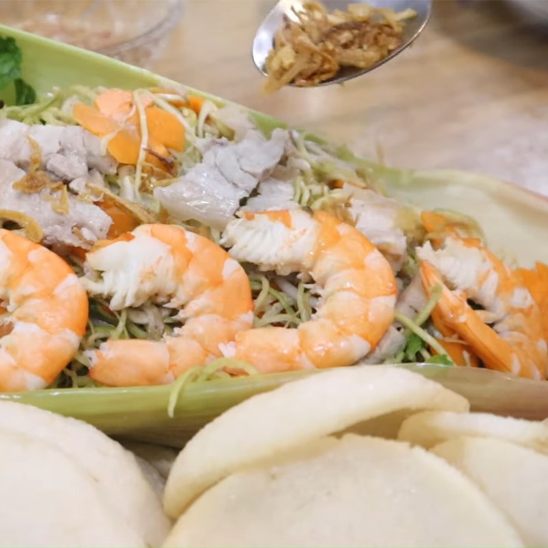 Bước 5 Trộn gỏi bắp chuối tôm thịt Gỏi hoa chuối tôm thịt sốt chua ngọt