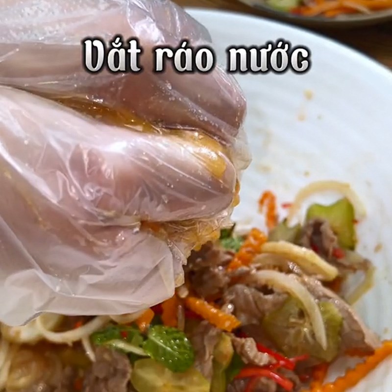 Bước 3 Trộn gỏi bò bóp thấu Gỏi bò bóp thấu (Công thức được chia sẻ từ TikTok Cách Nấu Ngon cùng Cách Nấu Ngon)