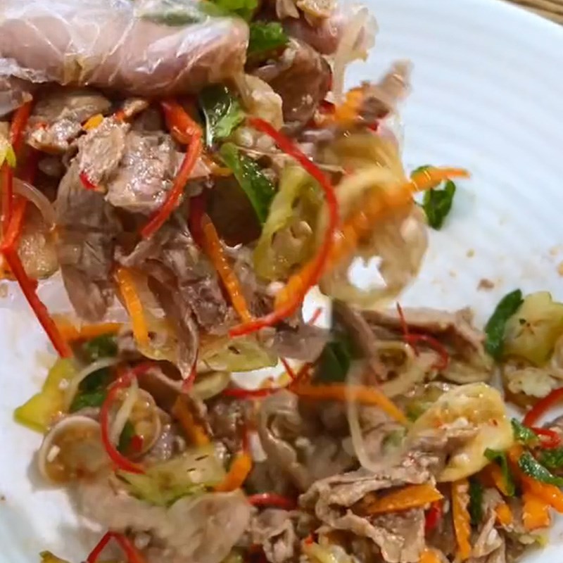 Bước 3 Trộn gỏi bò bóp thấu Gỏi bò bóp thấu (Công thức được chia sẻ từ TikTok Cách Nấu Ngon cùng Cách Nấu Ngon)
