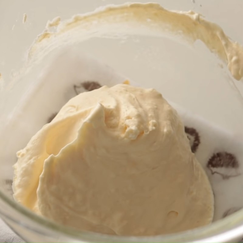 Bước 2 Trộn hỗn hợp bột bánh Bánh tiramisu dâu tây