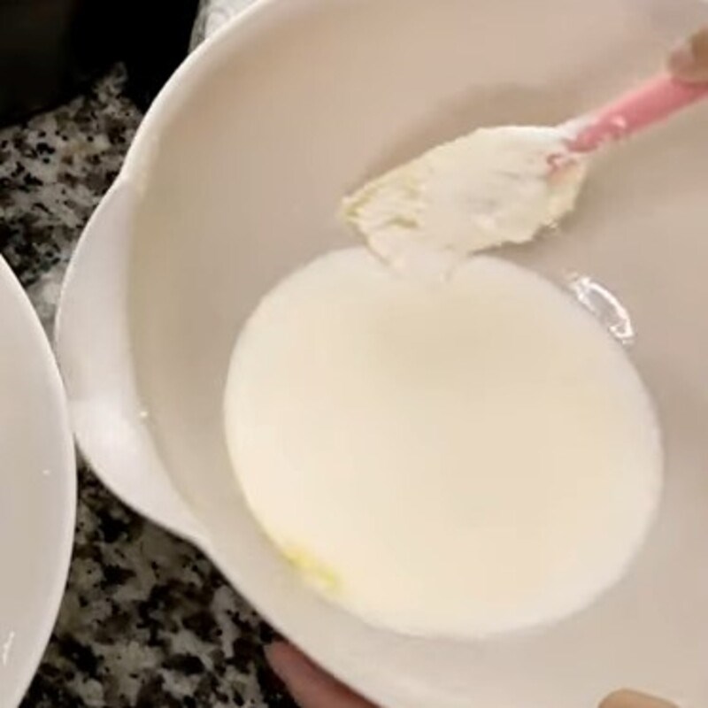 Bước 2 Trộn hỗn hợp bột bánh Bánh khoai mì nướng nguyên ổ bằng nồi chiên không dầu
