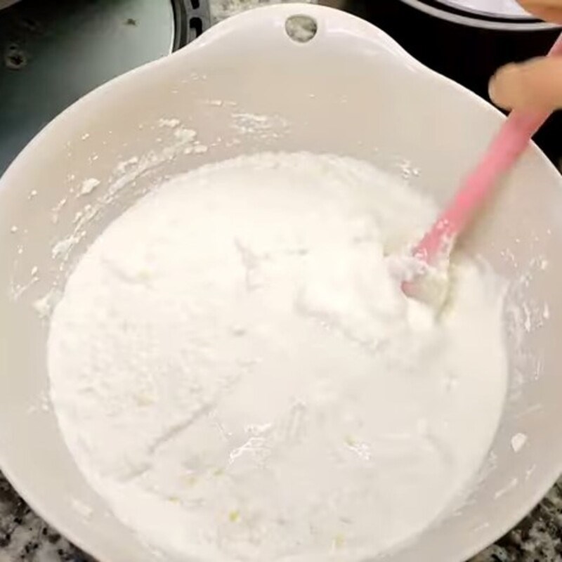 Bước 2 Trộn hỗn hợp bột bánh Bánh khoai mì nướng nguyên ổ bằng nồi chiên không dầu
