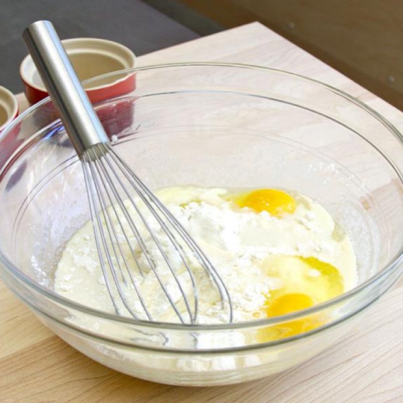 Bước 1 Trộn hỗn hợp bột bánh Nướng bánh bông lan bằng lò vi sóng