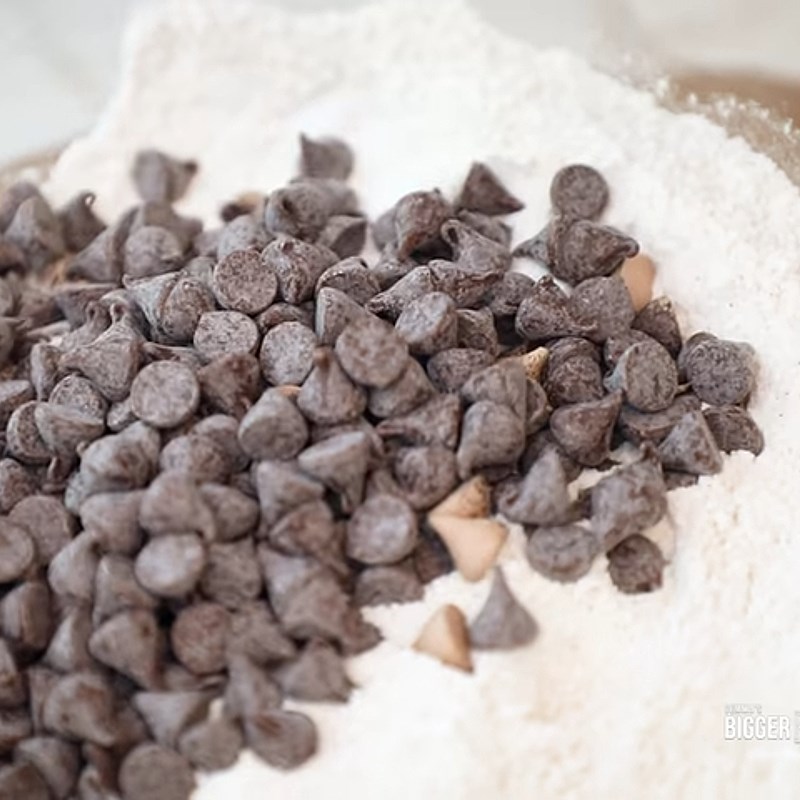 Bước 3 Trộn hỗn hợp bột socola chip và chuối nghiền Bánh chuối socola nướng bằng lò vi sóng