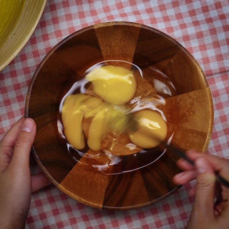 Bước 3 Đánh tan trứng Bánh bò thốt nốt nướng