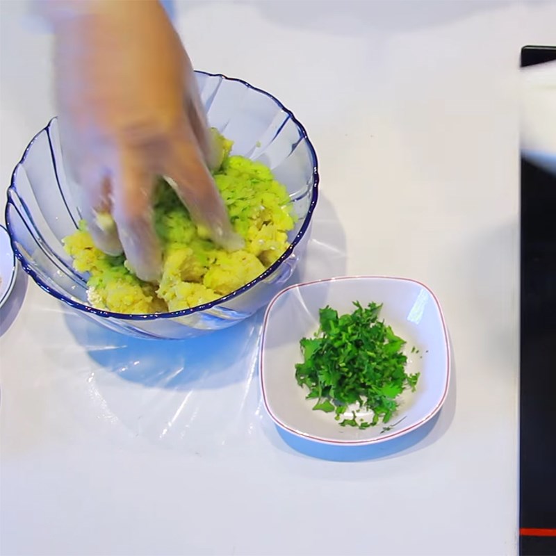 Bước 2 Trộn hỗn hợp cốm dẹp Chả cốm chay